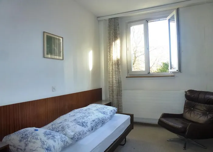 Bahnhof 2* إنترلاكن