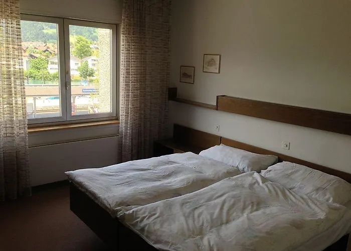 Bahnhof 2* إنترلاكن